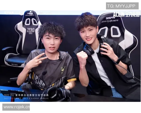 足球运动员跨界尝试电竞新领域打破传统界限迎接全新挑战